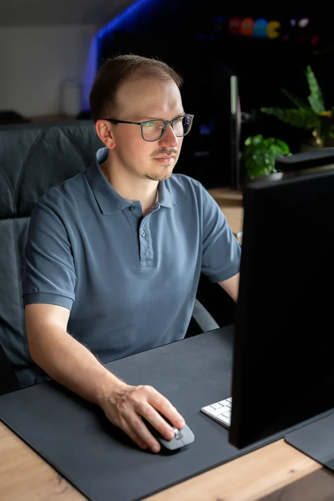 WP Pilot David Schneider am Schreibtisch und arbeitet an einer Kundenwebsite