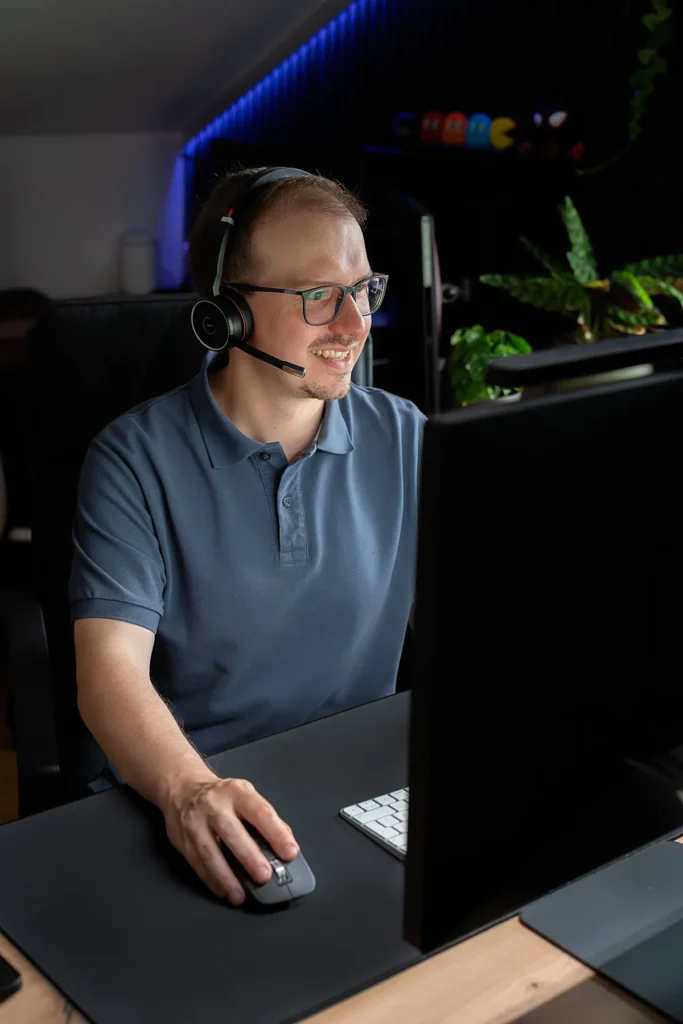 WP Pilot David Schneider am Schreibtisch telefoniert mit einem Kunden