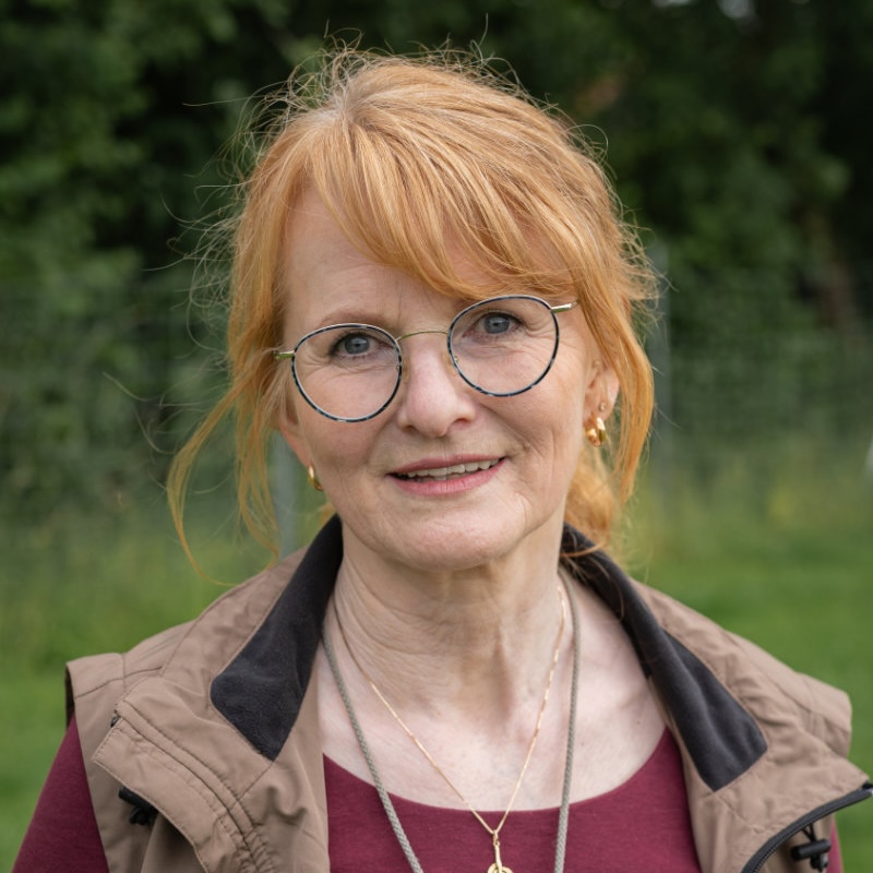 Portraitfoto von der Kundin Regina Gadesmann von hundeschule-alfeld.de